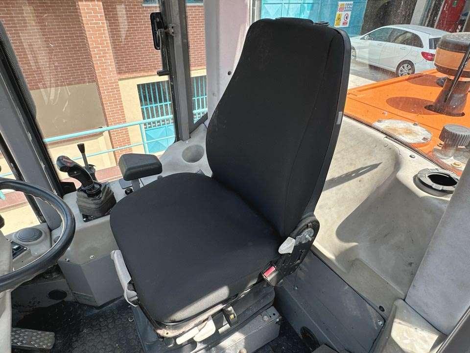 Hitachi LX210E Photo 14