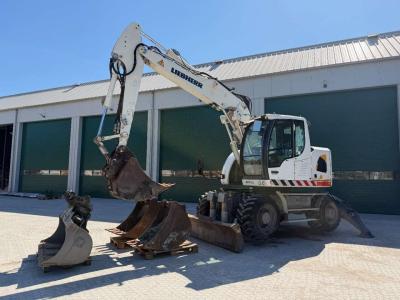 Liebherr A914 Compact Outriggers // Quick Coupler // 5x attachment Photo 1