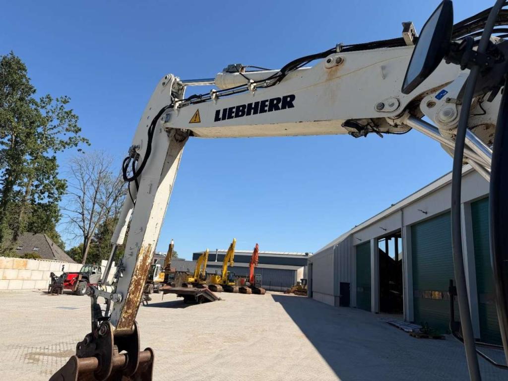 Liebherr A914 Compact Outriggers // Quick Coupler // 5x attachment Photo 14