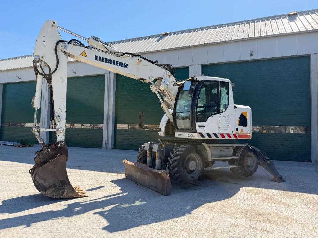 Liebherr A914 Compact Outriggers // Quick Coupler // 5x attachment Photo 2