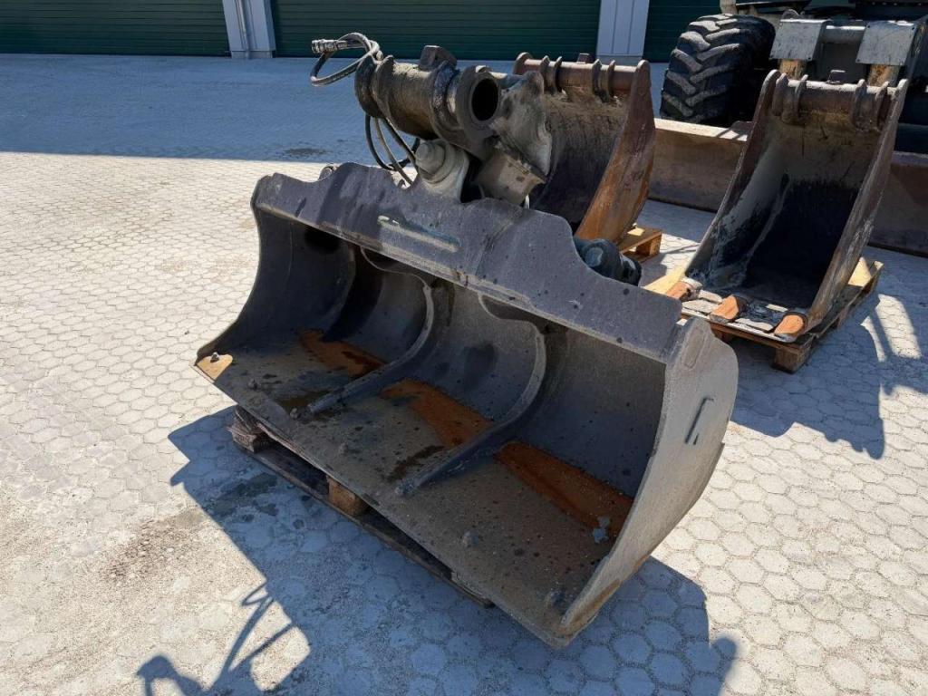 Liebherr A914 Compact Outriggers // Quick Coupler // 5x attachment Photo 21