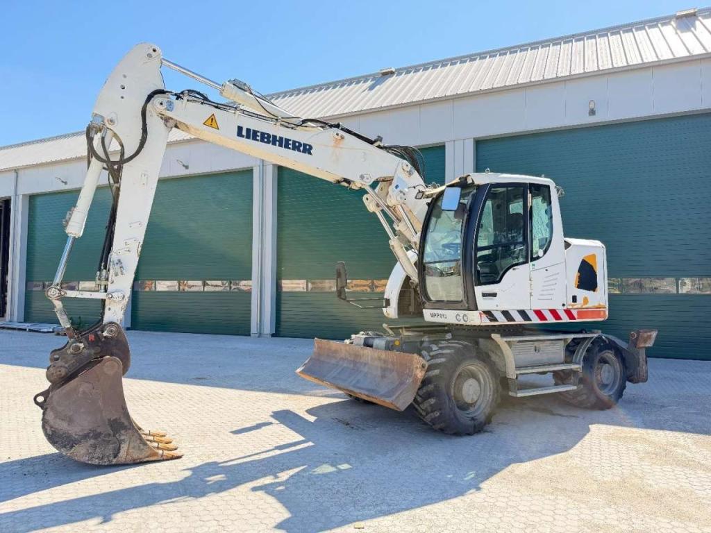 Liebherr A914 Compact Outriggers // Quick Coupler // 5x attachment Photo 3