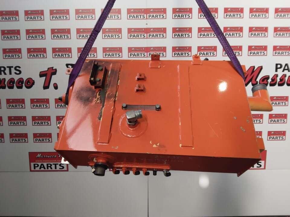 Réservoir d'eau pour Hitachi ZX135-5 Photo 1