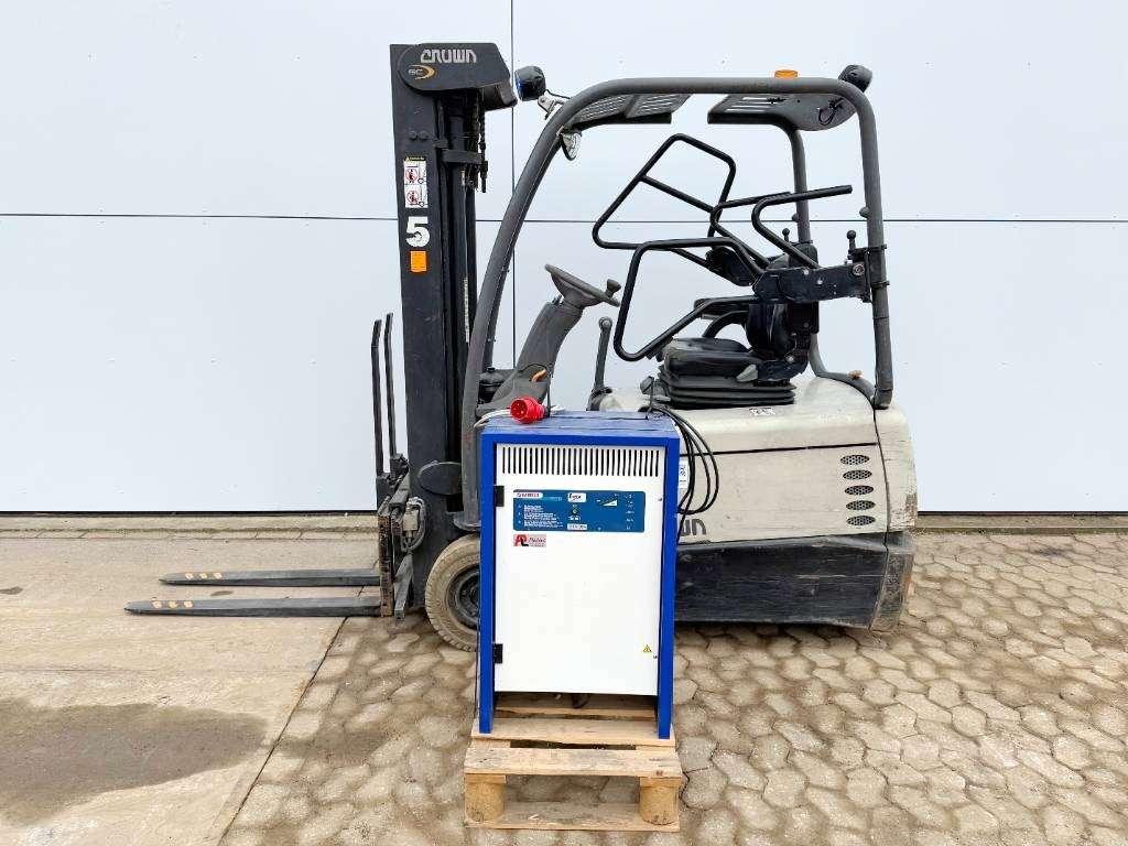 Crown SC4240-1.6 - Duplex / Side Shift / Full Electric Photo 2