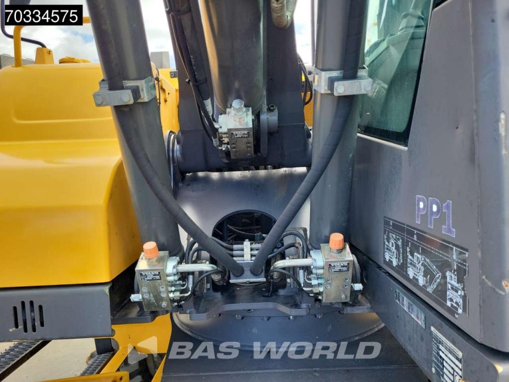 Volvo EW140 D Outriggers + Blade Photo 17