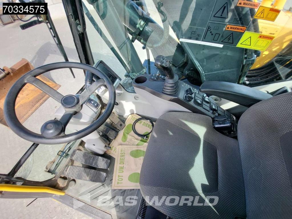 Volvo EW140 D Outriggers + Blade Photo 29