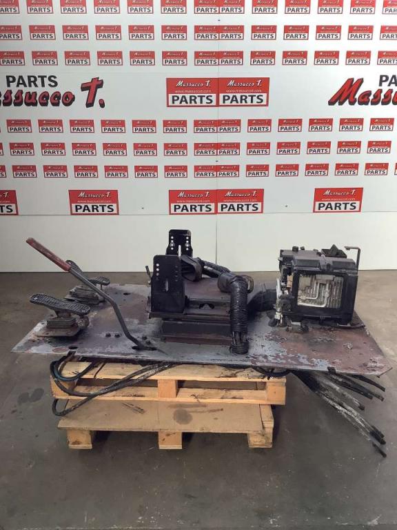 Base de cabine pour Hitachi ZX160LC Photo 1