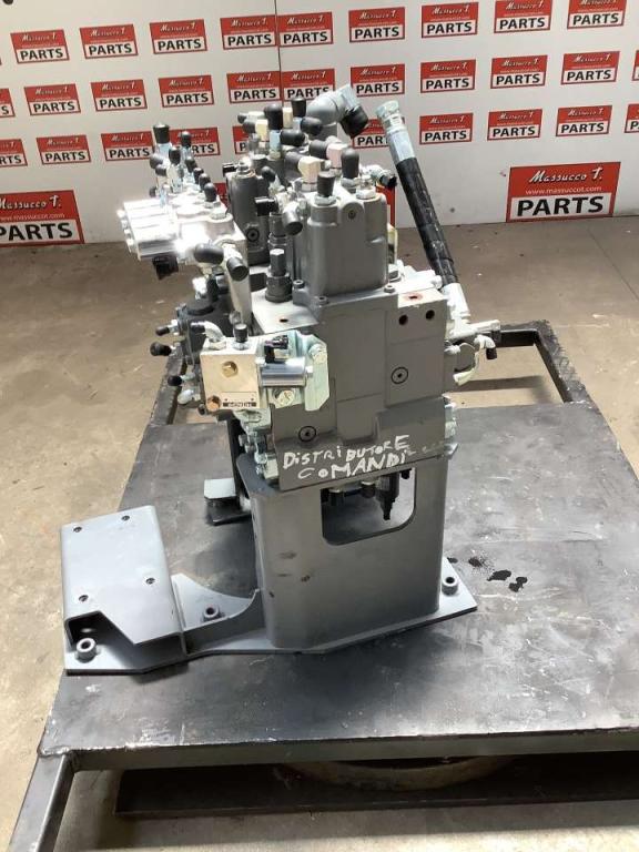 Distributeur hydraulique pour Hitachi ZX135US-7 Photo 4