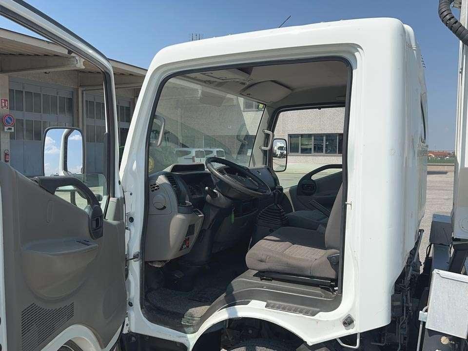 Nissan 35.11 Multitel MX200 Photo 13