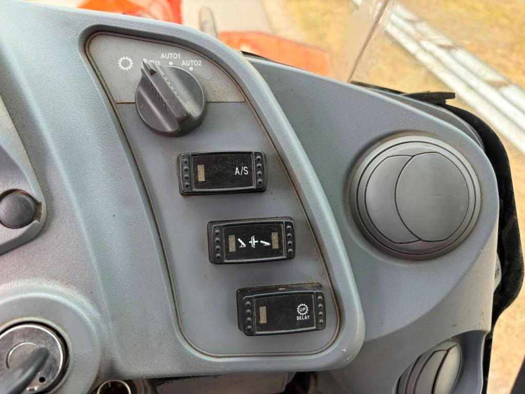 Hitachi ZW180-5B Photo 25