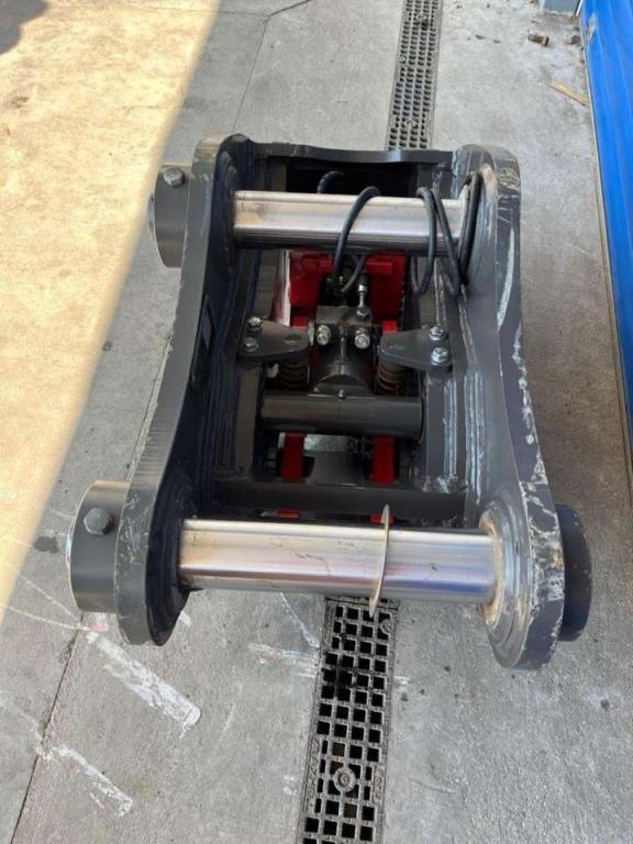 Volvo UNI80 hydraulic quick coupler for 20-26 ton excavators Photo 3