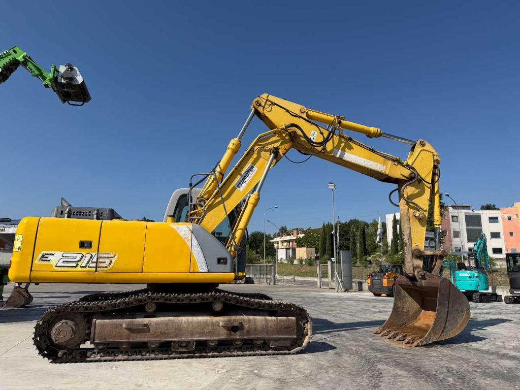 New Holland Kobelco E215 Photo 3