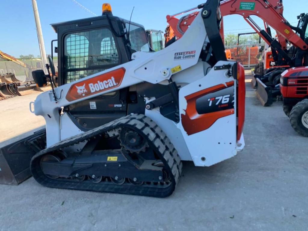 Bobcat T76 Photo 1