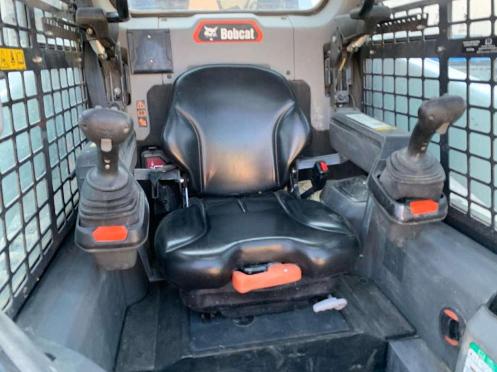 Bobcat T76 Photo 2