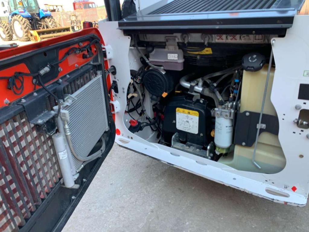 Bobcat T76 Photo 5