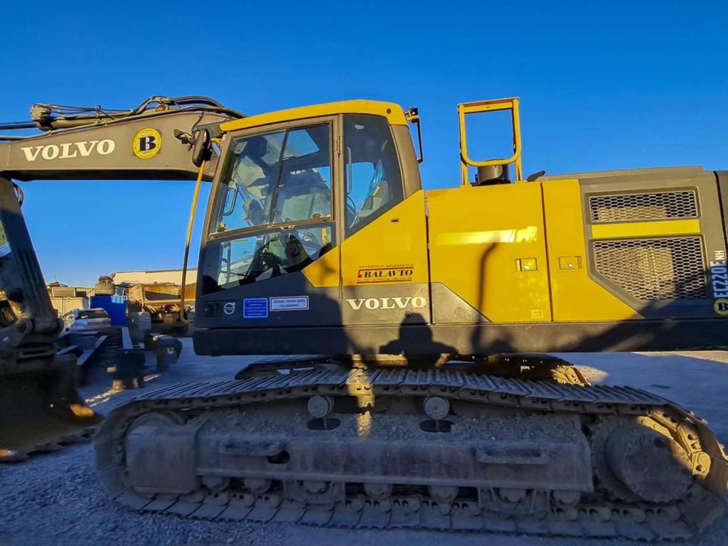 Volvo EC220E Photo 1