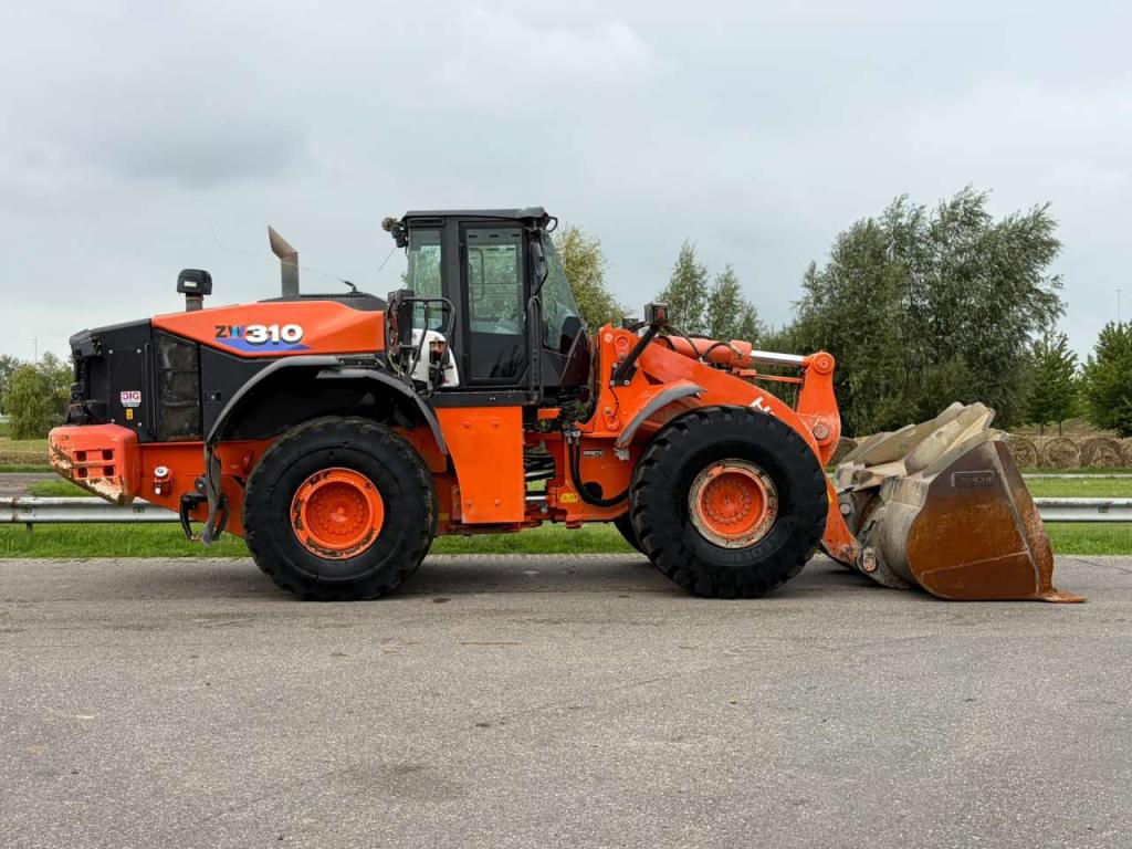Hitachi ZW310-6 Photo 6