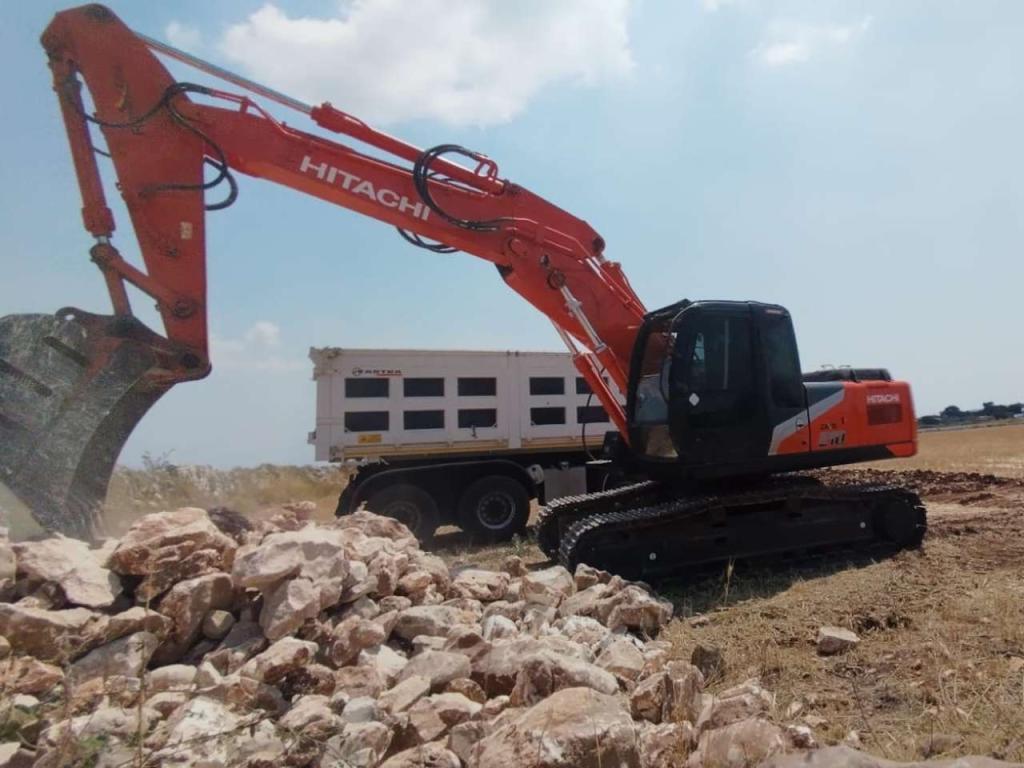 Hitachi ZX210 Photo 1