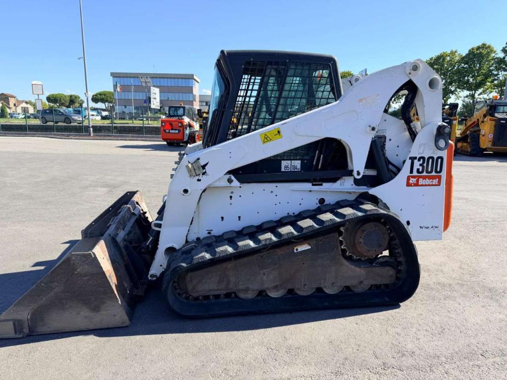Bobcat T300 Photo 3