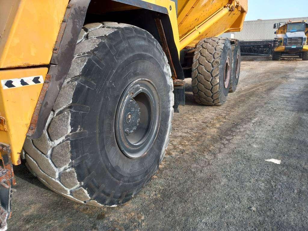 Komatsu HM400-3R (4 pcs available for sale in Abu Dhabi) Photo 13