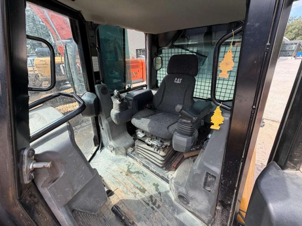 Caterpillar D3K2 XL Ripper Photo 23