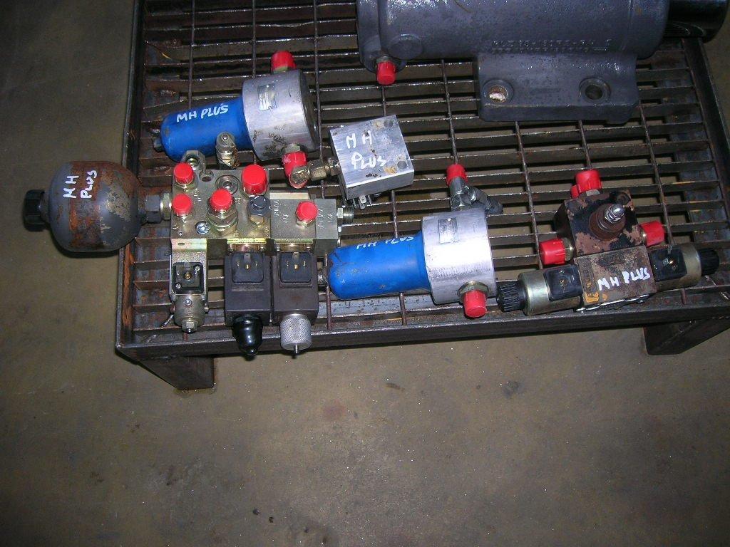 Distributeur hydraulique pour O&K Gommato Photo 1