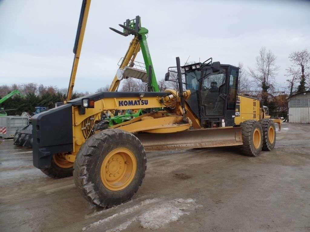 Komatsu GD675-5 Photo 1