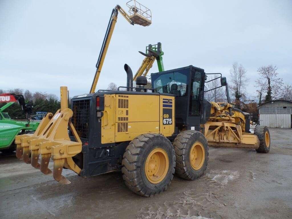Komatsu GD675-5 Photo 10