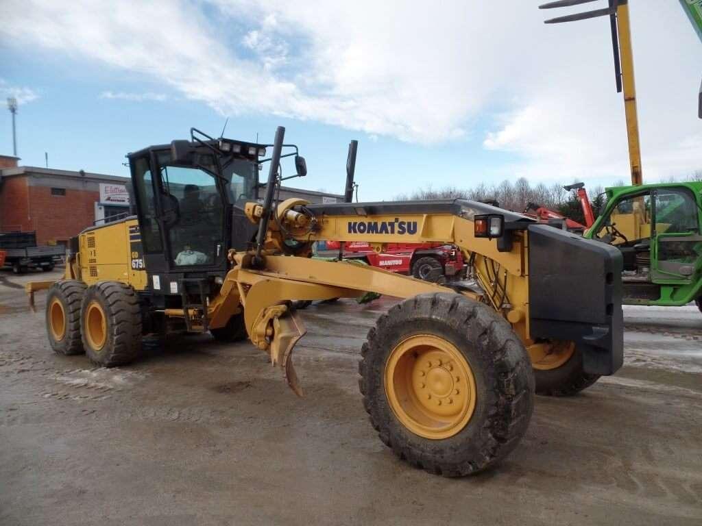 Komatsu GD675-5 Photo 12