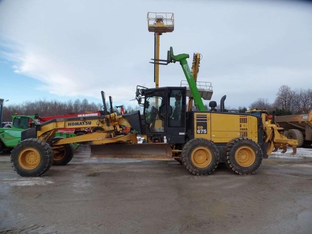 Komatsu GD675-5 Photo 2