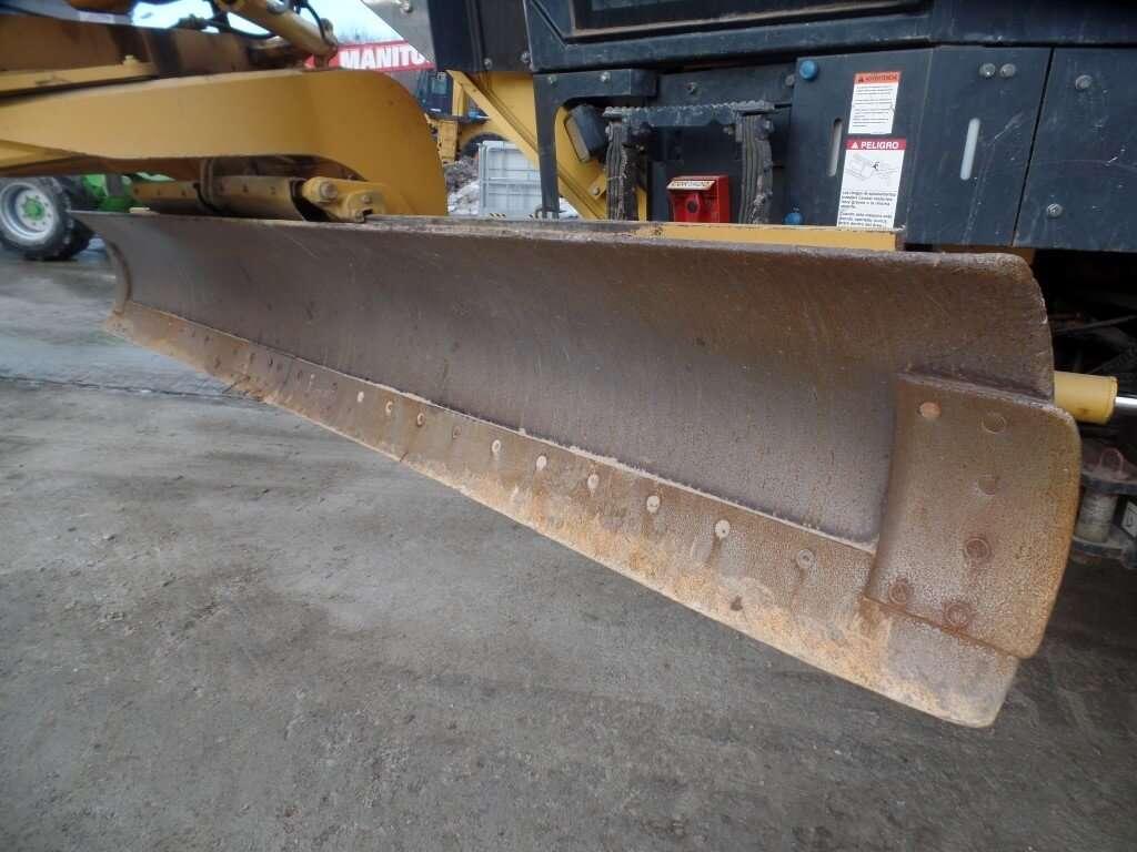 Komatsu GD675-5 Photo 6