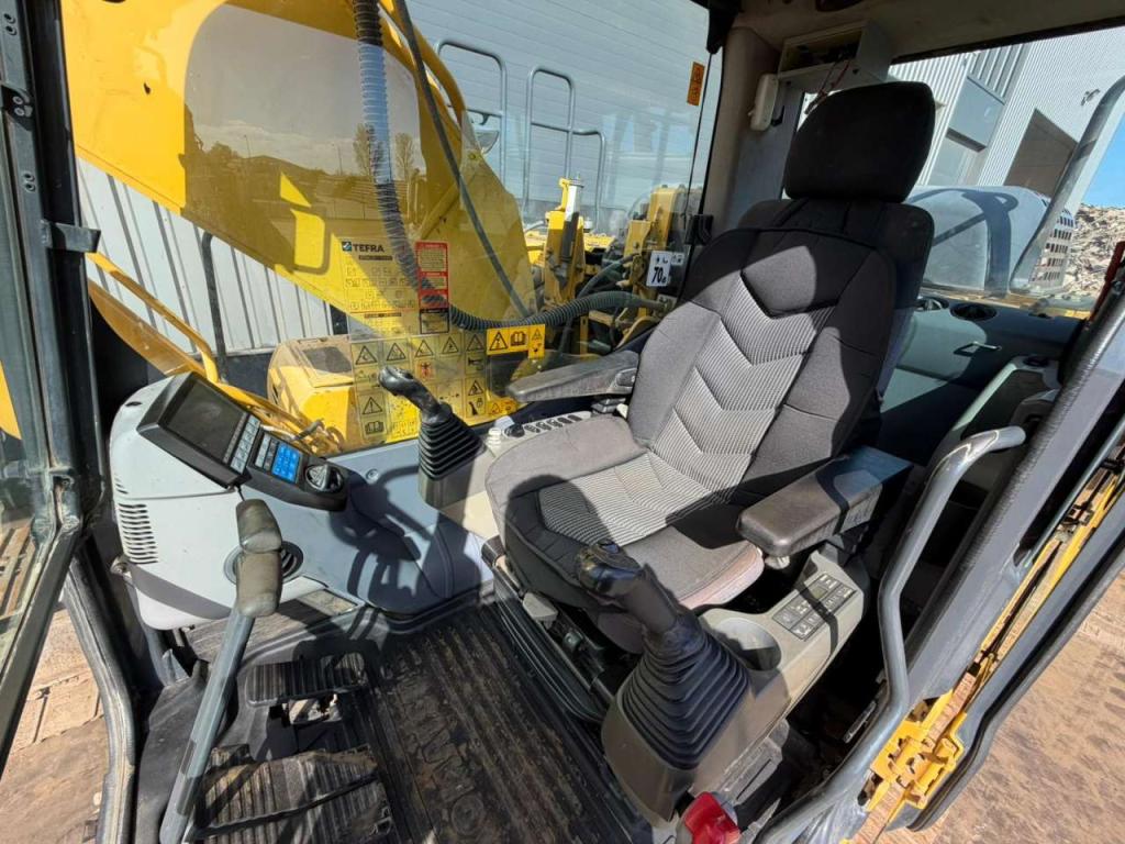 Komatsu PC240 Photo 21