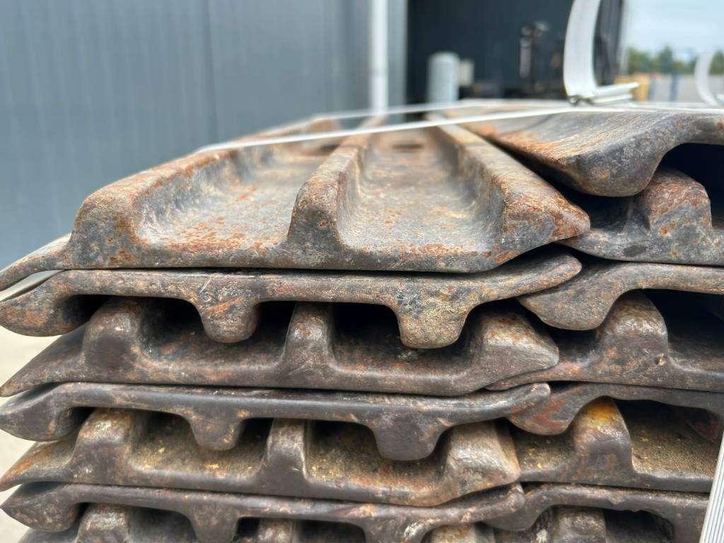 Caterpillar 320D / 320E / 323D / 323E 700mm shoes - 30% Photo 3