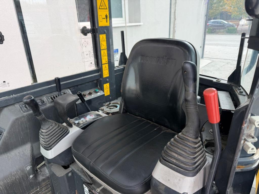 Komatsu PC55MR-2 Photo 7