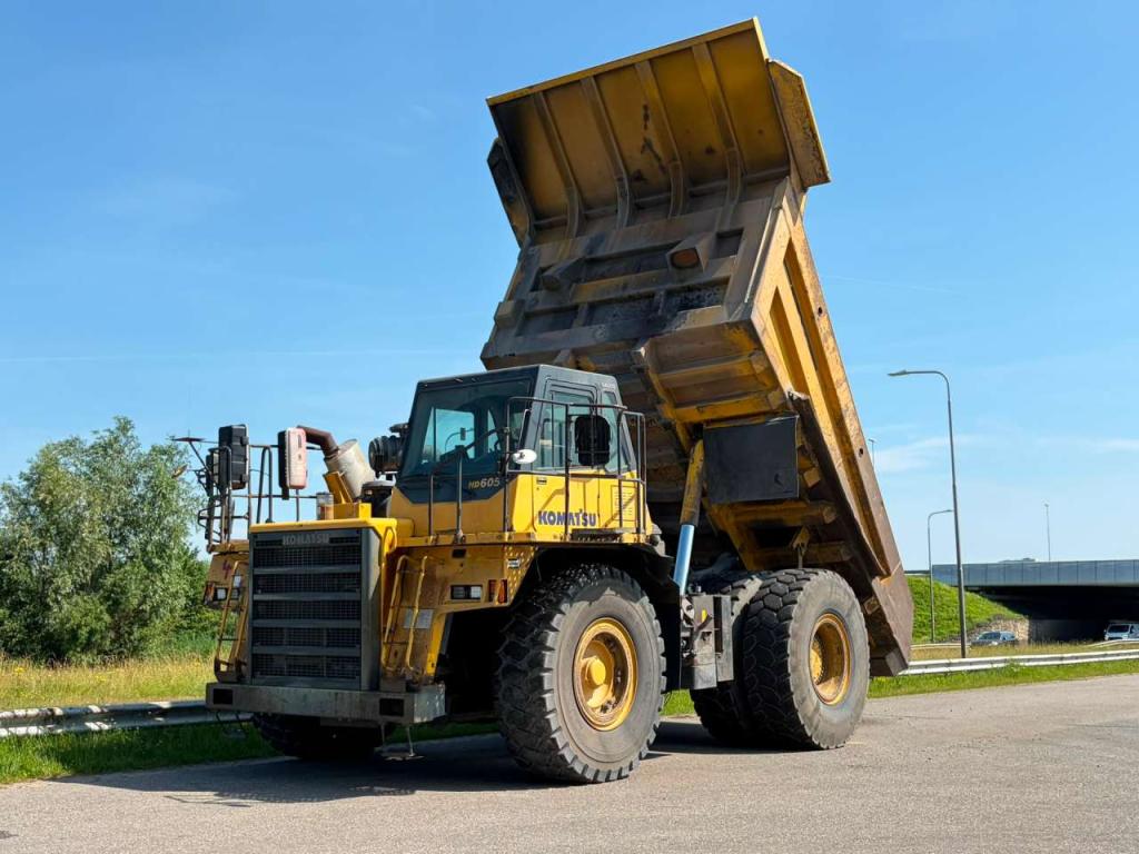 Komatsu HD605-7 Photo 10