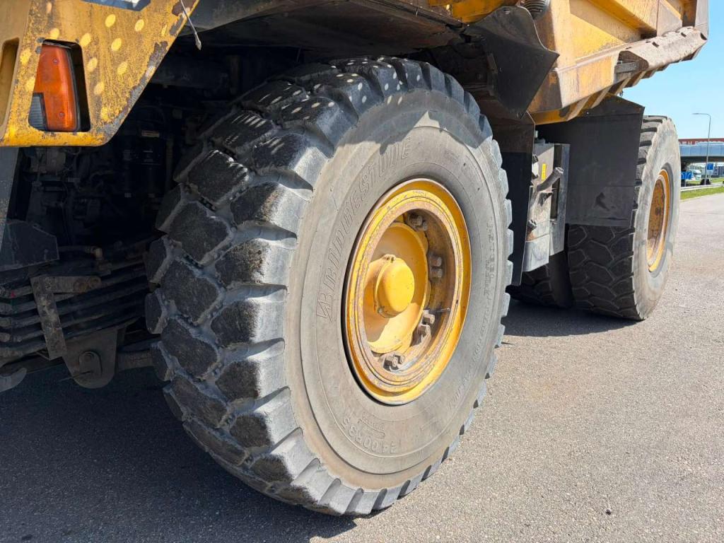 Komatsu HD605-7 Photo 14