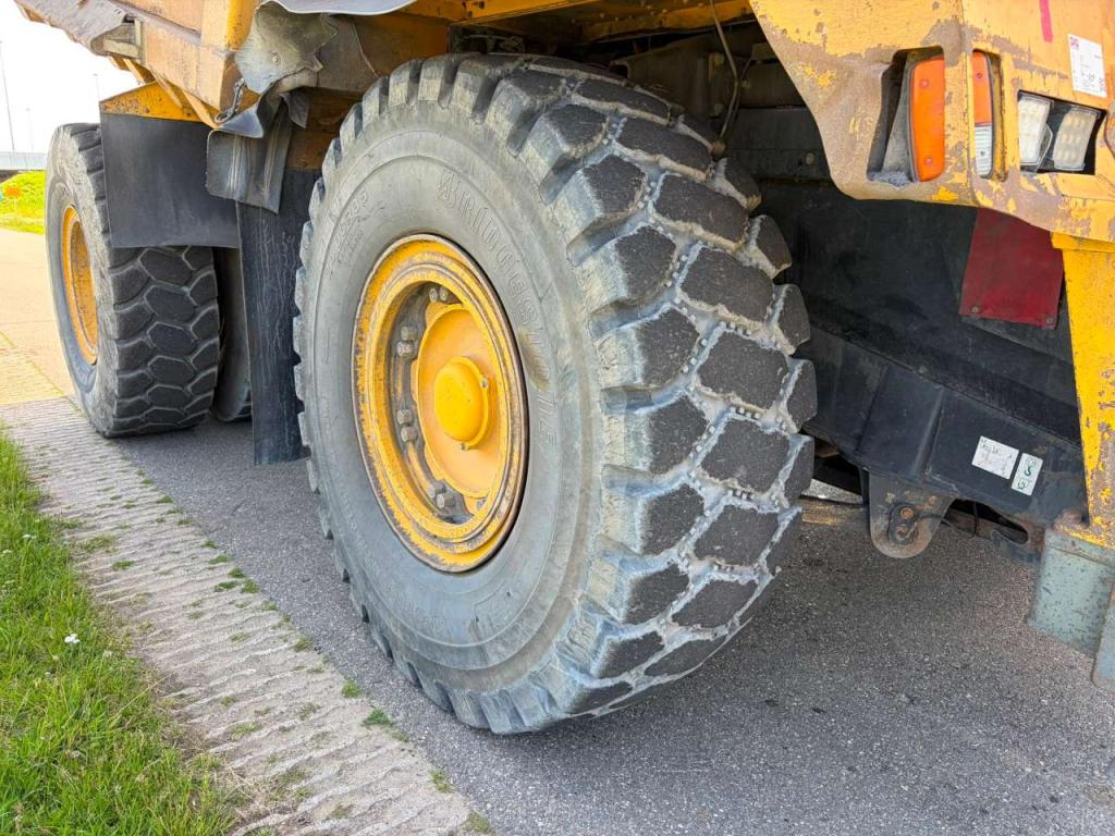 Komatsu HD605-7 Photo 17