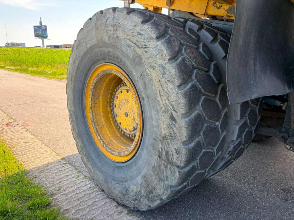 Komatsu HD605-7 Photo 18