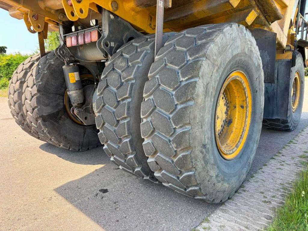 Komatsu HD605-7 Photo 19
