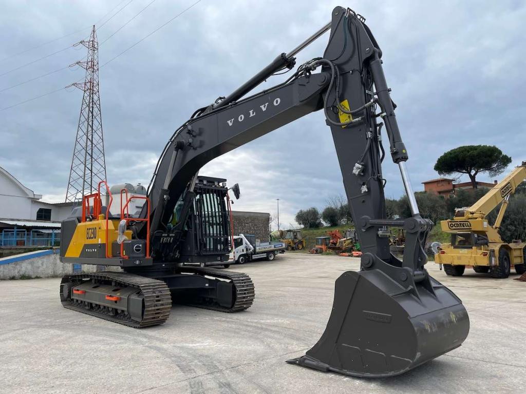 Volvo EC230FNL-5 Photo 3