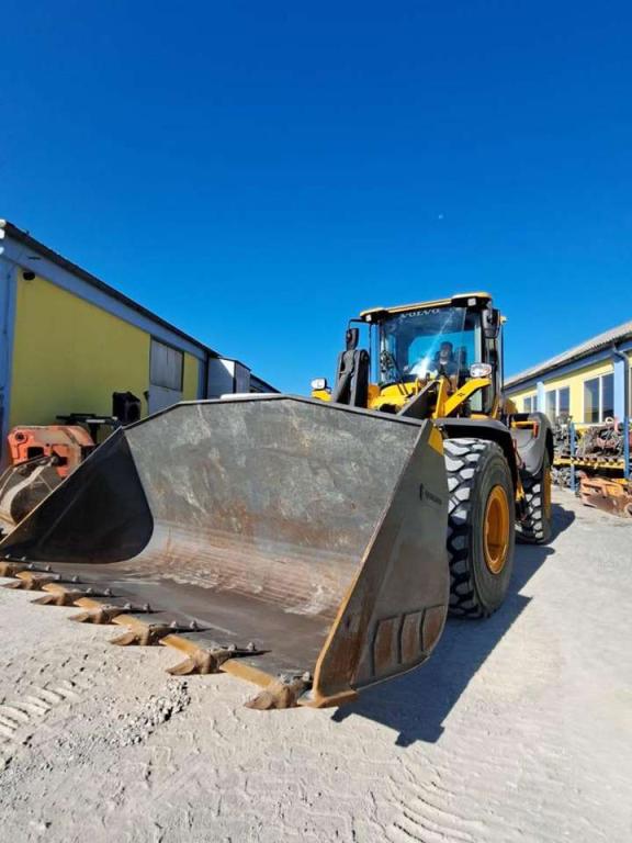 Volvo L120H Photo 9