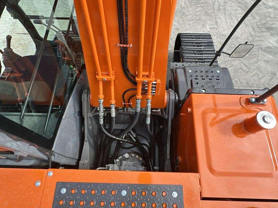 Hitachi ZX210LC-3 SLF Photo 11
