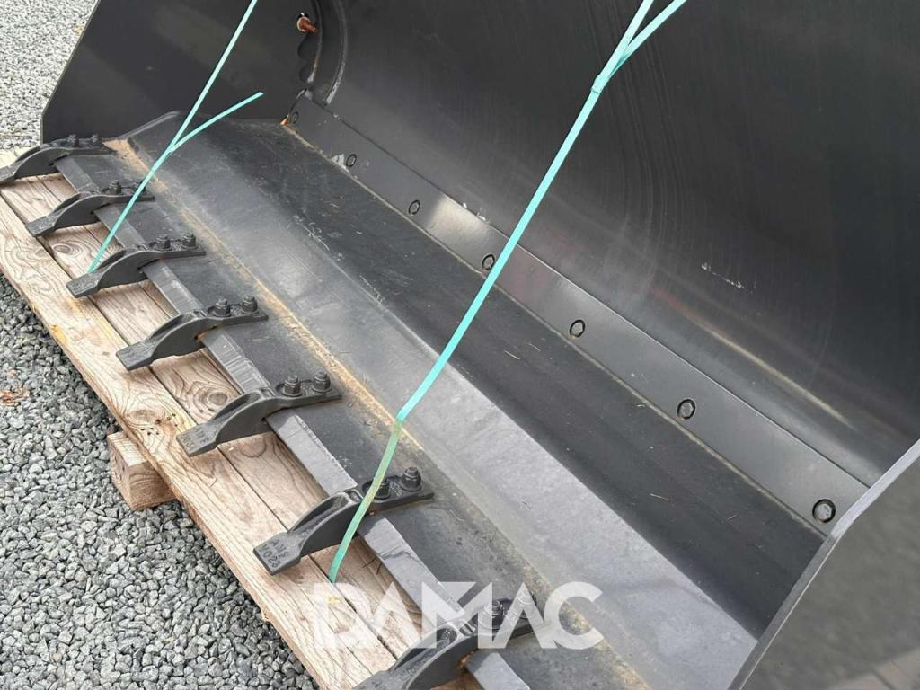 New Holland 220 Photo 3
