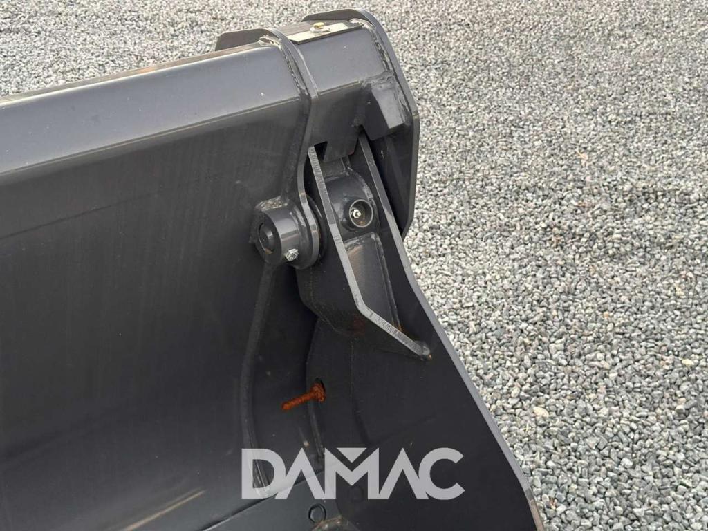 New Holland 220 Photo 6