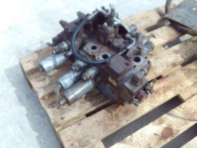 Distributeur hydraulique pour Hitachi ZW310 en vente par OLM 90 Srl