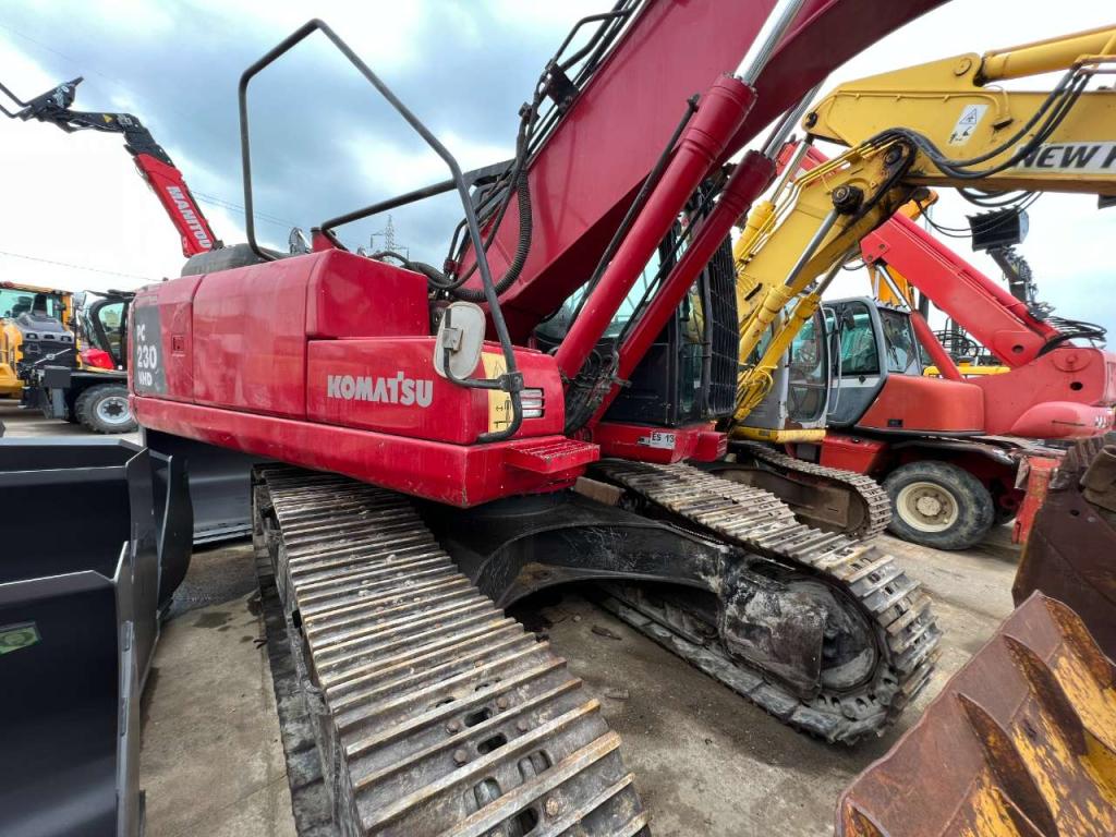 Komatsu PC230 NHD-8 Photo 1