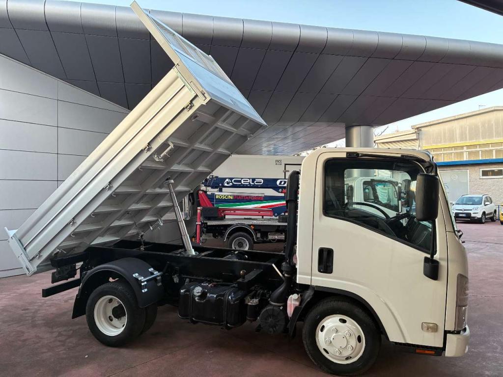 Isuzu NLR85 Photo 10