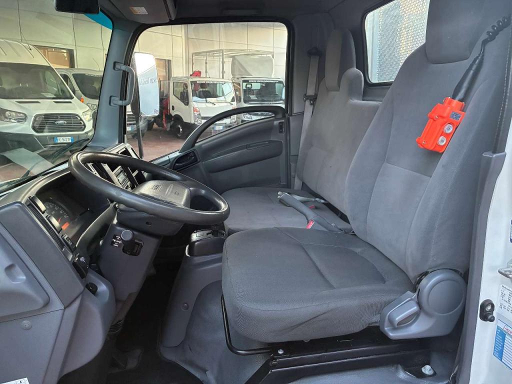 Isuzu NLR85 Photo 11