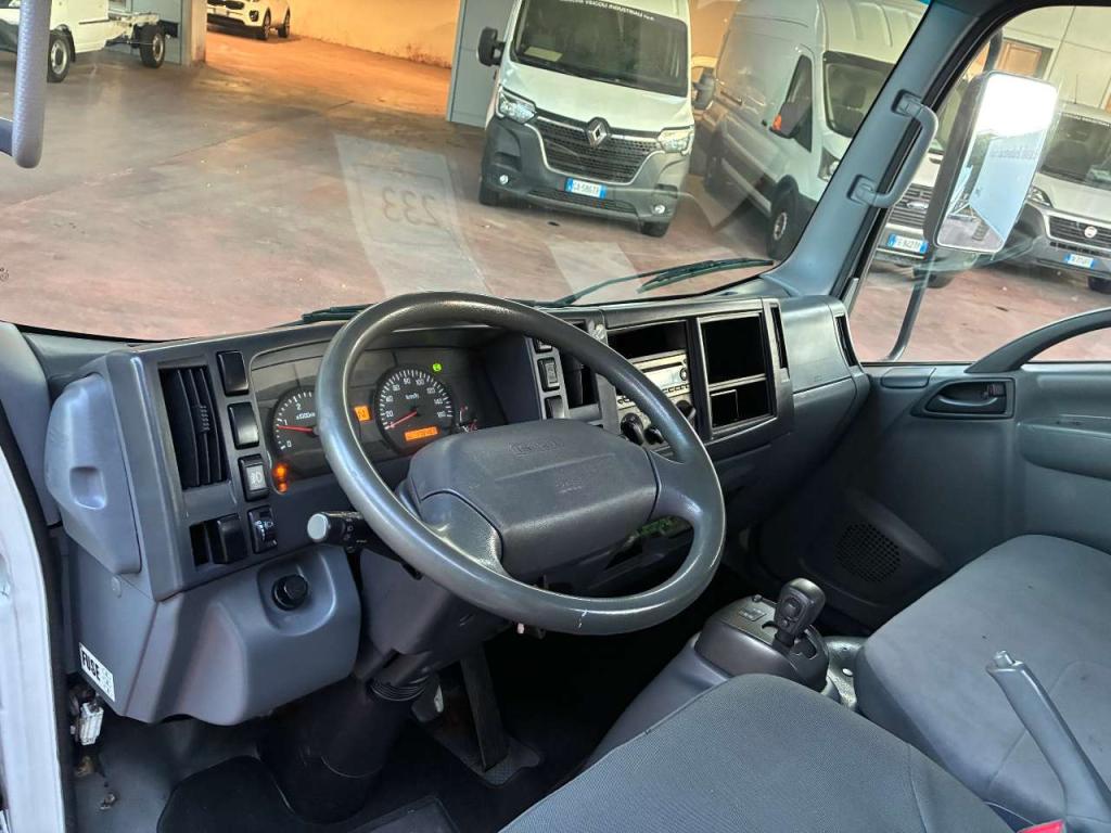 Isuzu NLR85 Photo 12