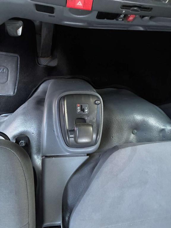 Isuzu NLR85 Photo 14